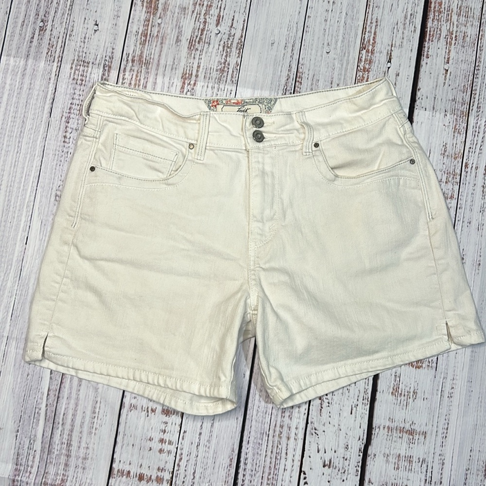 Levi's High Waisted White Denim Shorts 5" Inseam Size 8 or 29 Classic Summer